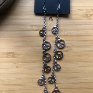 peace örhängen  - fina örhängen kommer tyvärr inte till använding:(bra skick