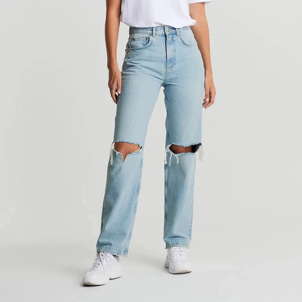 Blåa jeans med hål från Gina. Säljer pga att de är lite förstora och  ej kommit till användning de senaste månaderna. De är i använt skick men fortfarande så snygga😍 frakt står köparen för 🚚. Jeans & Byxor.