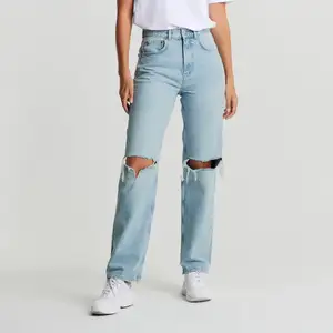 Blåa jeans med hål från Gina. Säljer pga att de är lite förstora och  ej kommit till användning de senaste månaderna. De är i använt skick men fortfarande så snygga😍 frakt står köparen för 🚚