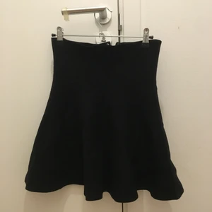 Kjol - Svart tyg kjol, dragkedja bak. 