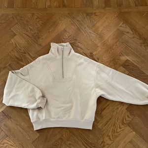 Tröja - Beige tröja med krage och dragkedja upptill. I collagematrial med lite större ärmar. Från Gina tricot i storlek xs! Använd några fåtal gånger så i väldigt fint skick! 