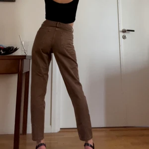Högmidjade bruna mom jeans  - Högmidjade bruna mom jeans från Gina! De är i gott skick och knappt använda. Kolla in min profil för liknande byxor i andra storlekar! 