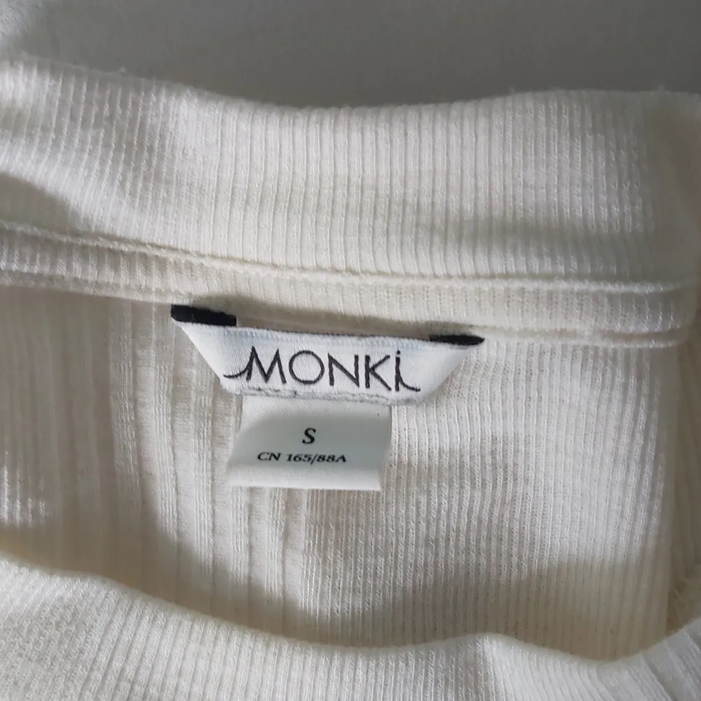 Säljer dessa två tröjor från monki. De är båda S o knappt använda. Båda för 70 eller en för 40 kr. Skri om du är intresserad!💕. Toppar.