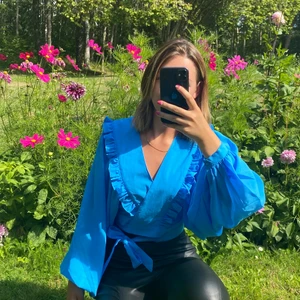 Blus från NA-KD - Säljer denna fina färgglada tröja! Använd en gång. 