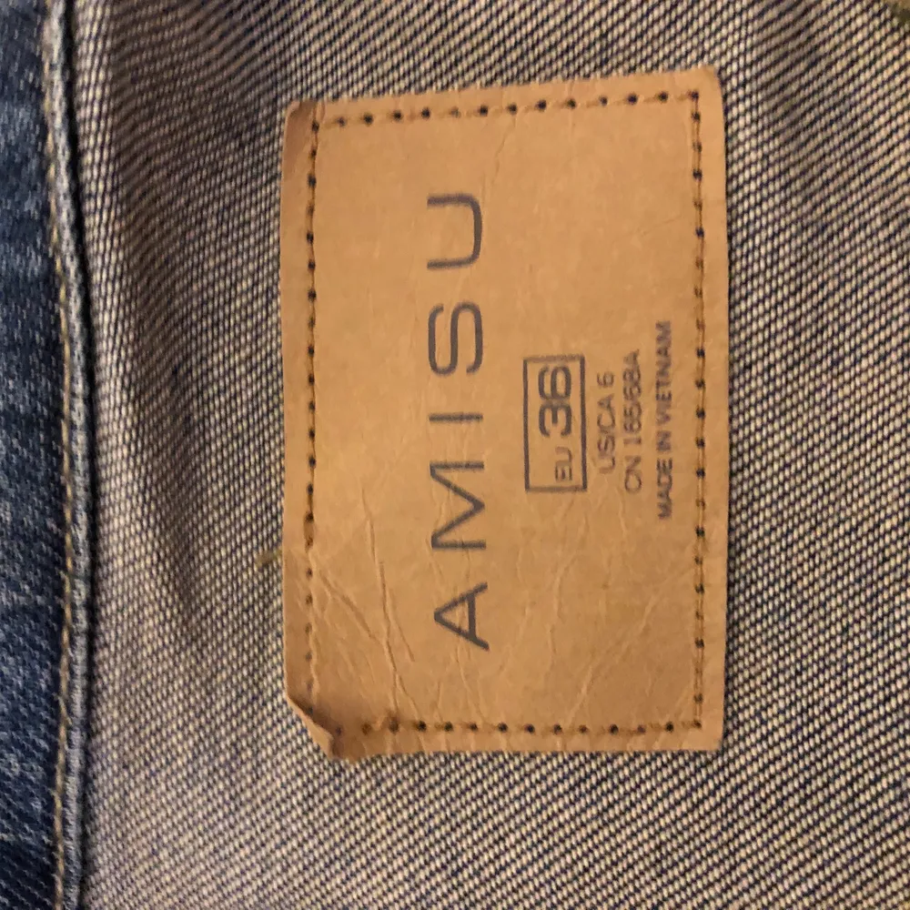 Säljer min jeansjacka från Amisu då jag inte använder den. Den är i strl. 36 och är väldigt lite använd. Jackan är mörkblå och har vita broderade detaljer i slutet av ärmarna som man kan vika ned om man hellre vill ha samma stil som resten av jackan. 200kr eller högsta bud om fler är intresserade!✨. Jackor.