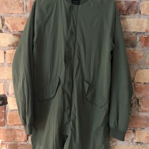 Grön long bomberjacka!  - Gjord på förnybara matrial! Vatten resistent!