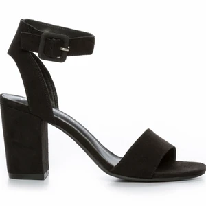 Nya klackar/ stl: 39 - Superfina sandaletter i svart mockaimitation. Vacker ankelrem med spänne och justerbar knäppning. Stabil klack på 8 cm. Helt oanvända, från Dinsko. Storlek 39. Säljes då jag rensar i garderoben. Skriv gärna vid frågor. :)