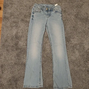 Fina jeans! - Fina ljusblå jeans från cubus! Mycket fina och är i väldigt bra skick! Mycket sparsamt använda.