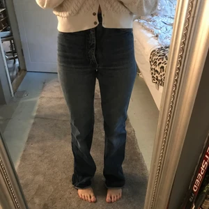 Jeans - Säljer dessa super snygga jeans som jag köpt på secondhand🥰 buda i kommentarerna 