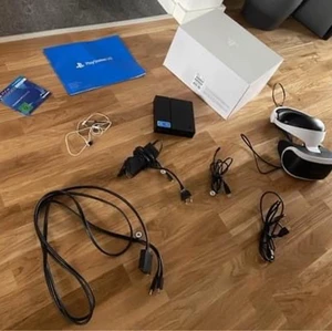 Vr Ps4 (2019/2020) - Säljer ett vr inköpt 2019 eller 2020. Använt tre gånger. Det som är till salu syns på bilden!
