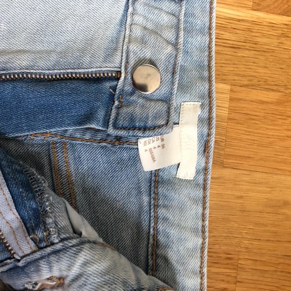 Superfina ljusblåa jeansshorts från H&M. Fint skick. Storlek 36. Nypris: 149 kr.. Shorts.