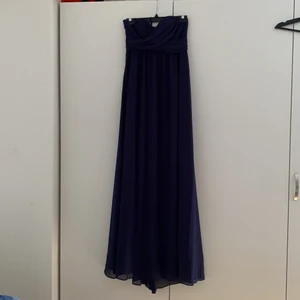 Mörkblå långklänning stl 38 - Säljer en mörkblå långklänning i stl 38 då den blivit för stor och jag inte har någon användning av den. Använd 1 gång. Nypris 1200:-