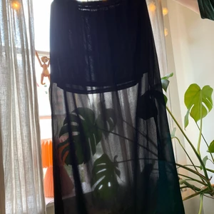 Svart seethrough-kjol - Svart seethrough kjol med slits