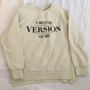 Ljusbeige långärmad  - Detta är en otroligt skön och tjock ljusbeige tröja med svart text på. Tröjan kommer från NewYorker och har blivit använd 3-4 gånger💞pris kan diskuteras! Skriv om ni är intresserade!! Tröjan kostar så mycket eftersom att jag täcker frakten!!💓💓💓