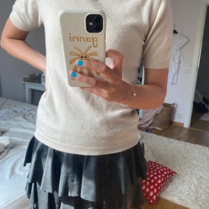 Kashmir tröja - Jättefin och mjuk Kashmir tröja från softgoat. Färgen är rosa/beige.