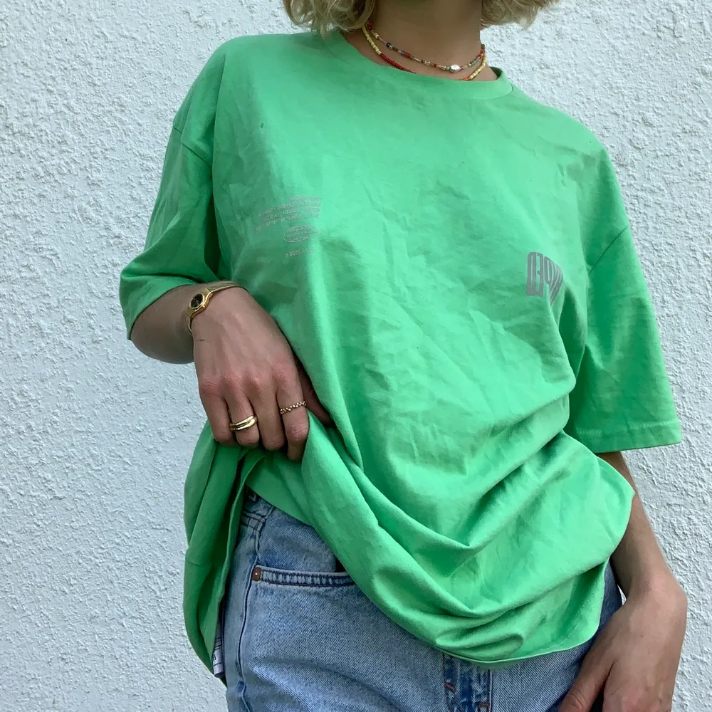 Oversize tshirt i mintgrön med stort reflextryck på ryggen. En liten del av någon bokstav har lossnat lite och jag har försökt limma, därav priset. Annars bra skick. Frakten ingår inte 🥰. T-shirts.