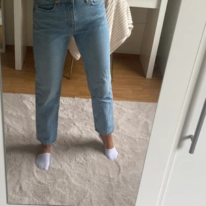 Jeans från zara - Ett par raka jeans från zara. Aldrig använda bara testade. Säljer för att dom inte satt så som jag ville att dom skulle sitta.