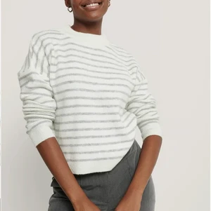 Randig tröja nakd - Intressekoll på denna randiga tröja ifrån nakd! Super söt och helt slutsåld.  Har en del randiga så har inte behov av den. Men som sagt vet inte om jag vill sälja ska se vad folk budat! Kontakta för fler bilder ❣️