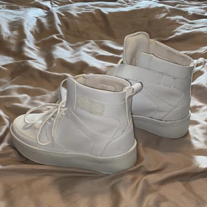 Känga från Nelly strl 39 - Vit känga från Nelly, Använd 2-3 gånger strl 39. 