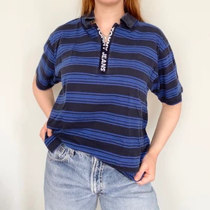 Oversized tshirt Tommy Hilfiger - Randig mörkblå T-shirt från Tommy Hilfiger med logga på vänster ärm och på dragkedja • köpt från Beacon’s closet i Brooklyn • herrstorlek L gör den ganska stor men man kan enkelt göra den kortare om man vill • i använt skick vilket främst syns på tyget runt kragen • frakt på 66kr tillkommer :) 