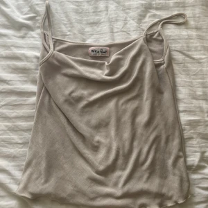 Smickrande topp - Smickrande topp i en storlek S, skulle fungera på en xs-m möjligtvis en L med mindre bystmått. 