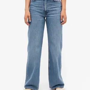 Ett par monki jeans i storlek 26, typ helt oandvönda eftersom som satt lite förstora på mig som är kort. Jag tycker som är supersnygga och slöseri om inte jag använder dom. Första bilden är lånad. Passar perfekt om du är runt -60-165 cm. Köparen står för frakt 