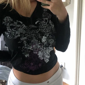 Tröja - Tröja med coolt tryck, köpt second hand. Senaste bud: 350kr