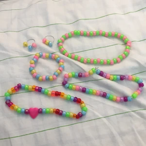 Pärlhalsband och örhängen! - Välj vilken du vill eller alla. Vi har ett regnbågshalsband, pansexuellarmband, pansexuellörhängen, regnbågshalsband och ett grönt och rosa halsband. Skriv till mig så kan vi ordna allt som behöver ordnas💖