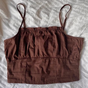 Brun topp - En jättefin brun topp som tyvärr inte kommer till användning🤎📦⏳🛖 denna är i stl S men passar lika gärna XS! Hör av er om ni har några funderingar💗