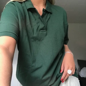 Mörkgrön t-shirt - Mörkgrön t-shirt köpt på secondhand, aldrig använd då den inte passar min stil☺️ pris går bra att diskutera!!