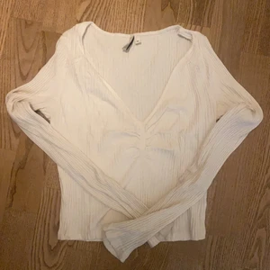 Vit topp från Nelly  - En vit topp från Nelly i storlek xs, kort i modellen 