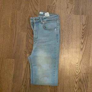 Blåa jeans  - Ljusblå jeans från nakd i storlek 34 passar även en 36