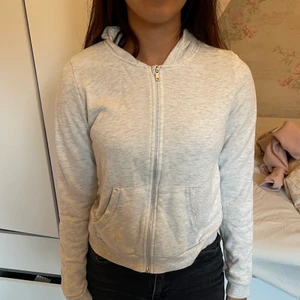 Vit kofta - En vit tunn kofta i strl 158/164. Från H&Ms ”Basic”. Använd ett fåtal gånger men i nyskick.