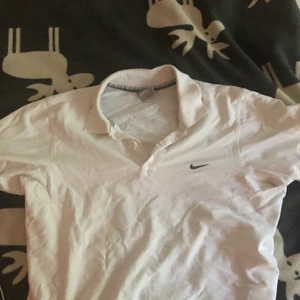 NIKE piké - Vit pikétröja, nike, märket är brunt ALLTSÅ så snyggt! Kommer inte till användning därav säljer jag det. Verkligen skitsnyggt men inte min stil tyvärr! Passar perfa som tennis tshirt!