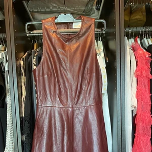 Remain Birger Christensen läderklänning - Storlek 34, supersnygg halvlång läderklänning med fickor på sidan och tajt övertill. Aldrig använd.