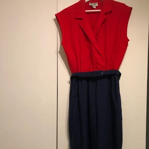 Melissa Lane Vintage klänning  - Välbevarad, otroligt vacker Melissa Lane klänning. En enkel och rak klänning. Kjolen som slutar under knäna är snäv medan övre delen av klänningen sitter lite lösare. Skärpet är en aning veckat och kan behövas bytas.  