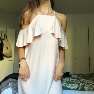 Rosa sommarklänning  - Superfin rosa sommarklänning från zara. Är endast använd 2 gånger så är i fint skick. Ärmarna går att ha båda ovanpå och under (se bild). Passar XS-S om man vill ha mer flowy passform. Köpare står för frakt 😊