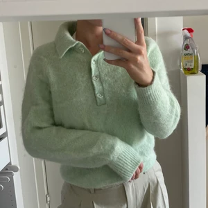 & other stories stickad tröja - Säljer min stickade tröja från & other stories i en trendig pastelgrön färg. Storlek M men passar även en S. 