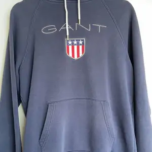 Gant hoodie perfekt för andvändning inför hösten. säljer pga att den ej passar mig. Con 7/10. Lättanvänd och bra skick. Marinblå färg