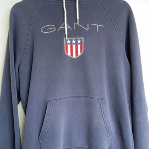 GANT Shield hoodie - Gant hoodie perfekt för andvändning inför hösten. säljer pga att den ej passar mig. Con 7/10. Lättanvänd och bra skick. Marinblå färg