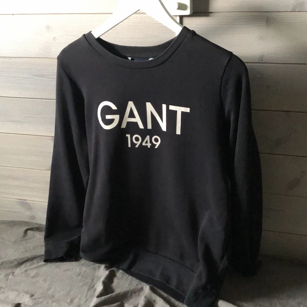 Nyskick på denna Gant tröja då den knappt är använd, säljer pga för stor för mig, skriv vid fler frågor😇. Tröjor & Koftor.