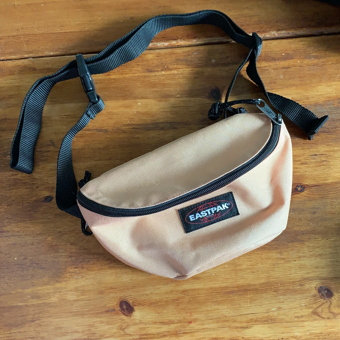 Ljusrosa Eastpak väska 