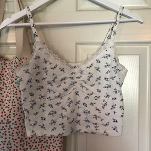 Linne med spets  -  fint linne med spets men som tyvärr inte är min stil längre. Storlek xs, kan skicka fler bilder om så önskas 