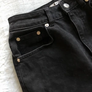 Jeans - Svarta mom jeans från NA-KD. Använda ett fåtal gånger men tyvärr försmå😊💕