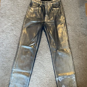 Silvriga jeans - Silvriga jeans i Stolek 36. Knappt använda. Från Icona Pop x Gina tricot