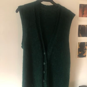 Stickad väst - Mörkgrön stickad väst!! Jättebra skick