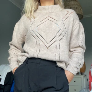 Stickad tröja - Beige stickad tröja från hm! Har en aningen högre krage vilket gör den perfekt i höst garderoben!!