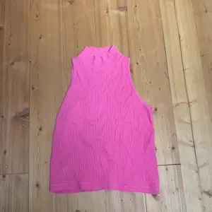 En super söt rosa tröja med lite polo💕 passar både en xs och en s! Köparen står för frakt:)