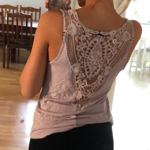 Lila linne med fin rygg - Lila linne med mönstrad rygg från Bikbok. 100% viskos.