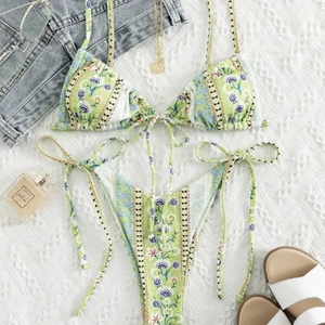 Bikini -  Jättefin bikini från shein i storlek M men skulle säga att den passar både mindre och större eftersom det är knytning och justerbara band. Aldrig använd så är i jätte fint skick. Ordinarie pris 109kr och mitt pris 100kr INKLUSIVE FRAKT❤️